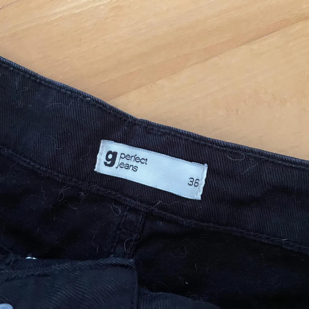 Fina jeans shorts från Gina ”perfect jeans”, storlek 36, använda några gånger.. Shorts.