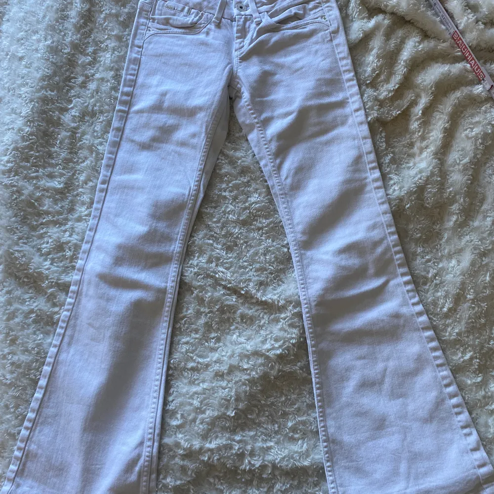 Snygga lågmidjade bootcut jeans. Helt som nya inga slitningar. Midjemått: 33 cm. Jeans & Byxor.