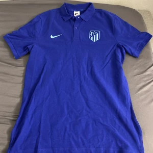Atletico pike - Atletico Madrid pike. Helt oanvänd. Köpt hos unisport. Säljer väldigt billigt. Storelk M 