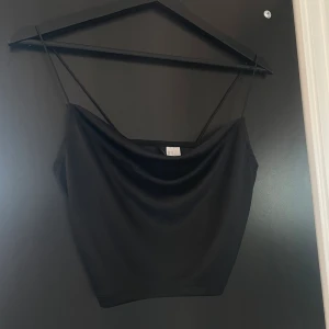 H&M topp - Topp från H&M satin tygs känsla, faller väldigt fint och upplevs inte så kort. 