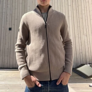 J Lindberg cardigan( ny) - Det är en j Lindberg cardigan  Ny skick använd 2 ggr  