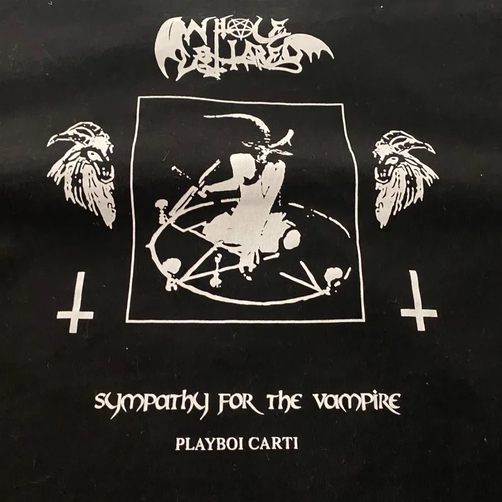 Playboi Carti Sympathy of the Vampire Tee. Säljer för den inte passar mig och jag inte riktigt är ett stort carti fan längre.. T-shirts.