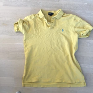 Ralph lauren pikétröja  - Hej! Jag säljer min Ralph lauren pikétröja i gul förg. Den är i ganska bra skick och priset kan diskuteras.