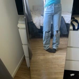 Blåa jwans - Jätte fina blåa jeans från Ginatricot som aldrig är använda men köpte för ett par år sedan 