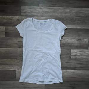 En urringad vit T-shirt som är väldigt urtvättad därför billigt pris🤍