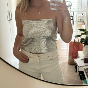 Tubtopp med paljetter - Toppen var från början ett linne men jag har klippt bort banden och sytt om den till en tubtopp, den har en dragkedja i sidan och är därför lätt att ta av och på och är i gott skick!💕