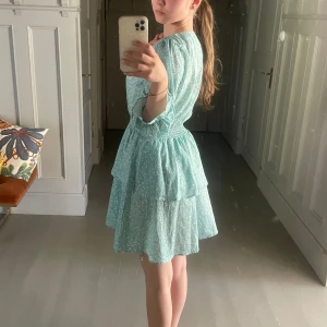 Sommarklänning! - Perfekt sommarklänning i en helt magisk färg. Fick den i födelsedagspresent men tyvärr är den lite för stor på mig. Vet ej vart den kommer ifrån så säljer därför den billigt då jag även behöver rensa till flytt. Priset går att diskutera! 🪻🌊🐚