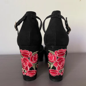 Klackskor  - Super fina klackskor i mocka-imitation med ros-broderi bak på klacken! Säljer då de inte används länge. I fint skick ☺️🥰