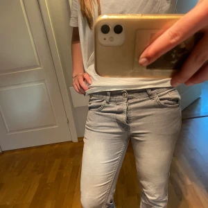 Grå jeans lågmidjade - Super snygga lpgmidjade grå jeans  Storlek M/S
