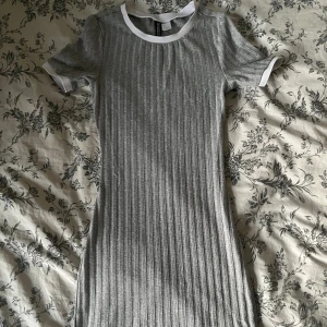 Grå klänning - Säljer denna åtsittande klänningen från Hm, bra skick. Står strl xxs men passar mig som bär xs