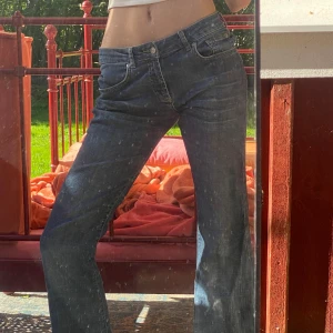 Lågmidjade jeans - Vintidge jeans med strass på fickan skick 10/10 de lite stora på mig som vanligt vis har 32  men väldigt långa Innerbenslängd är 84 och midjemått är 36 rakt över skriv om ni vill ha andra mått😚