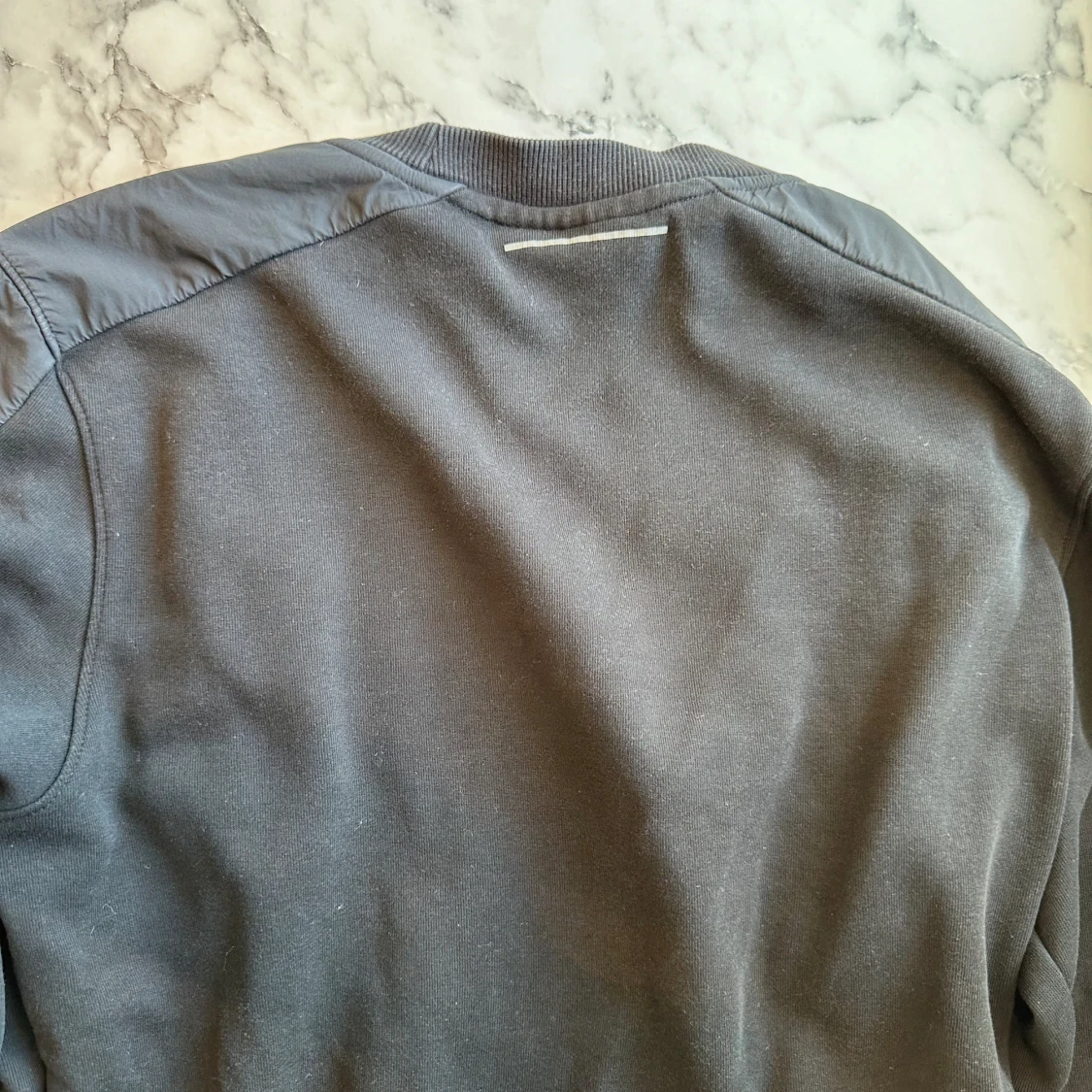 Ljussvart Calvin Klein tröja - 93