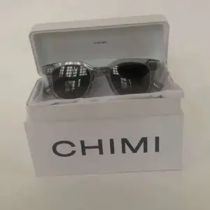 Säljer nu ett par nya Chimi-solglasögon 🕶️, modellen är 02. Skicket är 10/10 använda max 3 gånger. Allt og medföljer! Kontakta vid några funderingar!