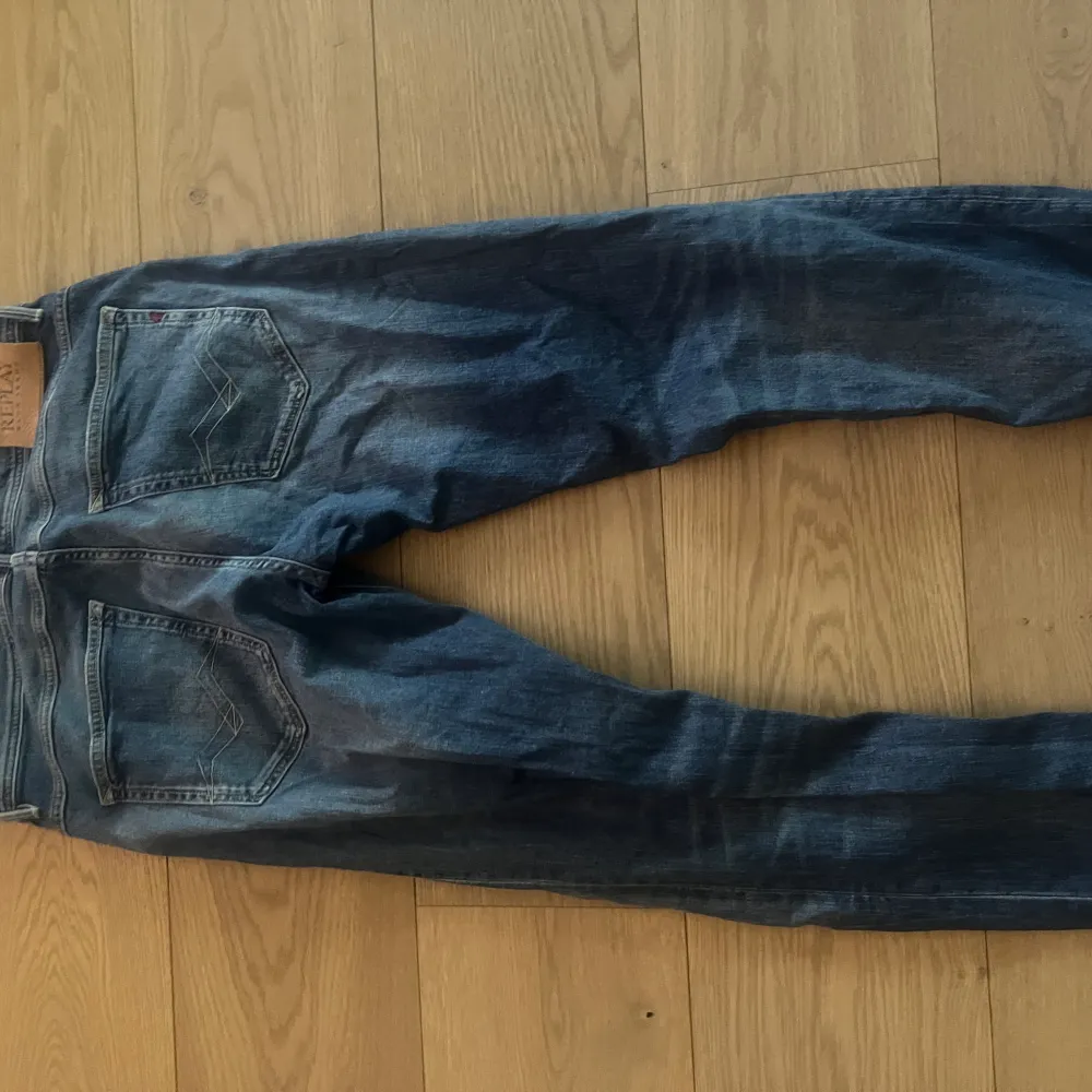 Tja säljer nu ett par replay byxor i storleken w30 l32 inte andvända många gånger.. Jeans & Byxor.