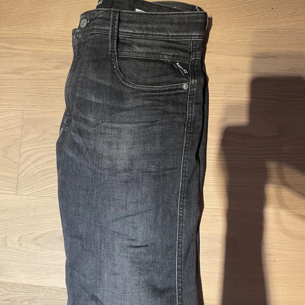 Feta replay Anbass jeans i svart färg, nyskick och aldrig tvättade🤩Vädligt strechiga men fortfarande bra slim fit passform💪Dessa kostar mellan 1200-1600kr nypris. Hör av dig vid frågor🤩🤩. Jeans & Byxor.