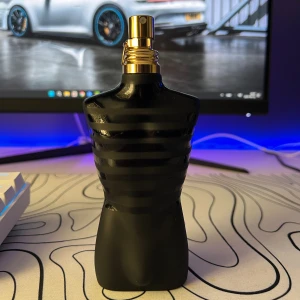 JPG Le Male Le Parfum - Parfym Samples av Jean Paul Gaultier Le Male Le Parfum! Finns i 1ml, 2ml, 3ml, 5ml och 10ml. 1ml=25kr, 2ml=49kr, 3ml=75kr, 5ml=99kr, 10ml=189kr. 18kr frakt, betala med Swish eller köp på vår hemsida: totalscent.shop😁