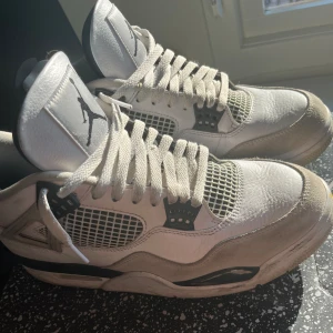 Jordan 4 military black - Riktigt feta å sköna skor, 8/10 skick inget fel på dem förutom att dem är lite smutsiga. Köpte dem nya För 3800. Pris kan diskuteras