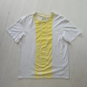 Maison Margiela tröja - skön Margiela tshirt! 100% äkta! authenticated på grailed. skön passform. sitter M-L. klassisk ikonisk design med gul färg!