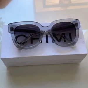 Chimi 08 - Gråa chimi solglasögon i storlek 08! Lådan är lite smutsig men annars inga defekter. Pris hår att diskutera!!!❤️ 