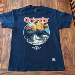 En mörkblå tshirt från grizzlygriptape som har mycket kvar att ge. Hyfsat använd. Condition: 7/10