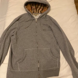 Burberry kofta - Burberry kofta i väldigt bra skick  Storlek L men passar M, skriv för filer bilder Priset går att diskutera 