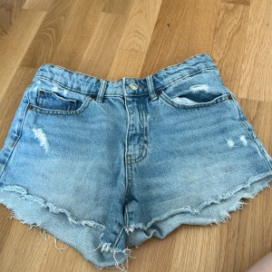 Jeans shorts  - Mid waist/ högmidjade jeans shorts från Gina i storlek 34 inga speciella defekter och säljer pga att jag inte använder dem längre💕