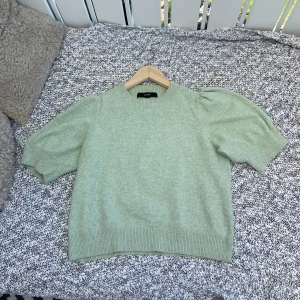 Topp från Vero Moda - Fin tröja från Vero Moda! Sällan använd, en aning nopprig men inget man lägger mycket märke till. Bra passform och skönt material!