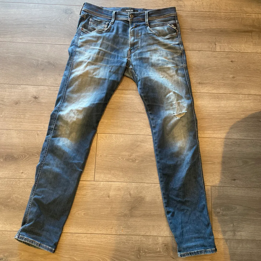 Säljer dessa replay jeans då jag ej använder dom. Släpper för en bra peng då det är lite slitna (hål vid knät) men tycker dock det är en snygg detalj.. Jeans & Byxor.