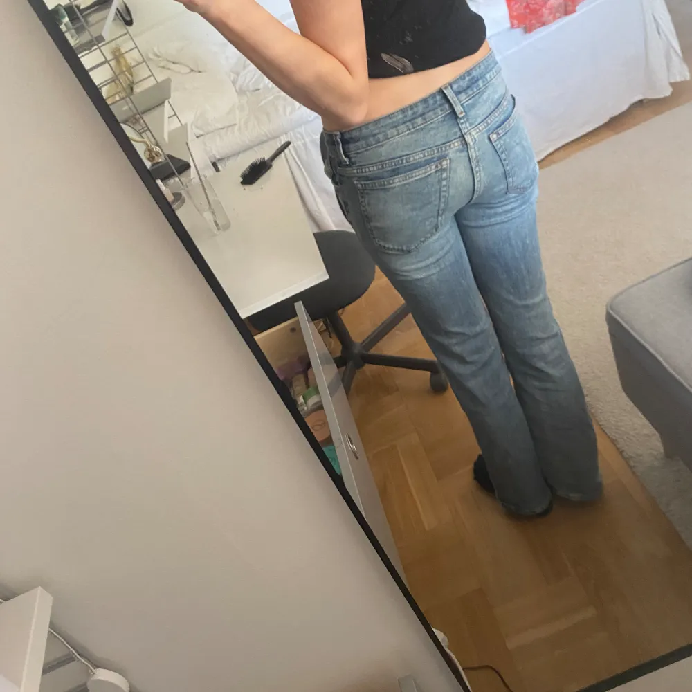 Lågmidjade ljusblåa bootcut jeans. Utgångspris 500kr. Jättesnygga men lite för korta för mig är 178 cm. . Farkut & Housut.