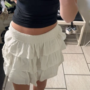 Vit kjol - Säljer min kjol från Lindex. Den är i stl 158/164 men skulle säga att de är som en xs. Jättefin och passar till allt❣️❣️