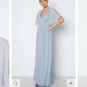 Klänning  - Säljer min vackra Isobel Gown Blue eftersom att jag inte har någon användning för den längre❤️Har används två gånger. Nypris 800kr.
