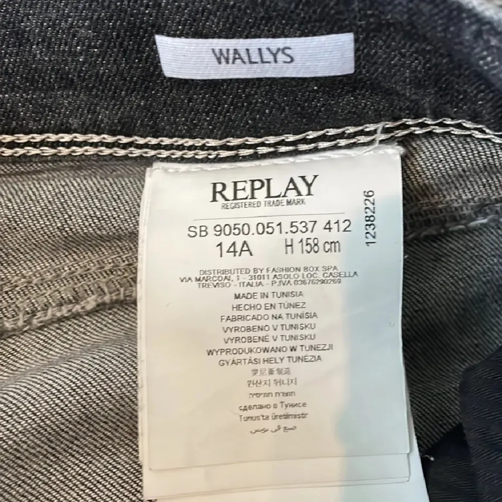 Säljer nu ett par riktigt snygga replay jeans i storleken 14Year / 158cm Modellen på första bilden är 164cm och väger 47kg Skick är 9/10 som nya  Skriv vid minsta fundering. Jeans & Byxor.