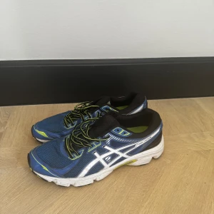 Springskor  - Snygga springskor från Asics!