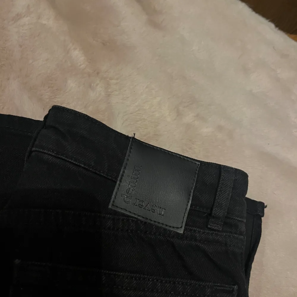 Never Denim jeans med slits!  Helt nya. Jeans & Byxor.