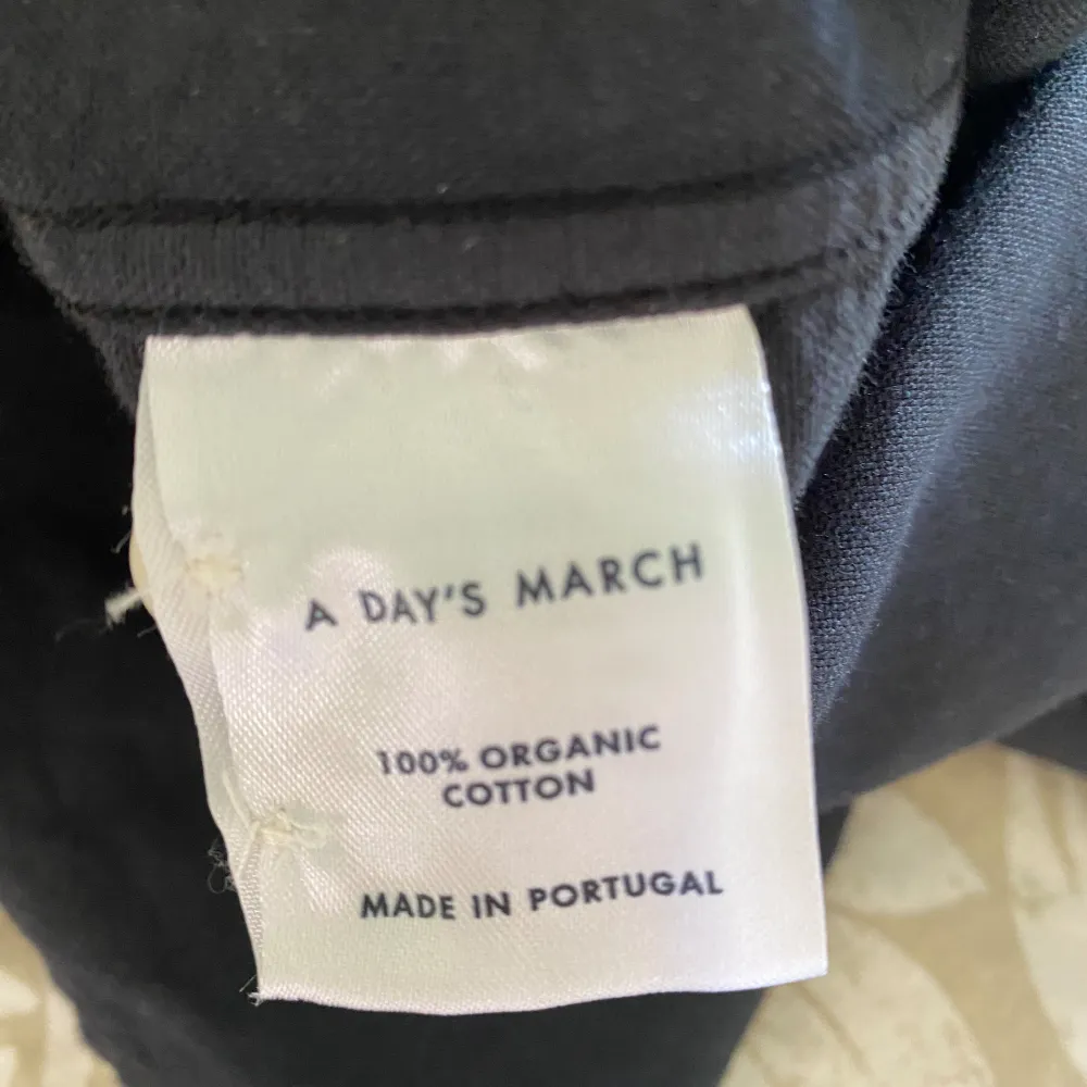 Oanvänd Snygg svart skjorta från A Days March i storlek L. Den är ”Loose fit” och sitter lite lösare på (dvs ej slimfit).  100% Bomull. Skjortor.