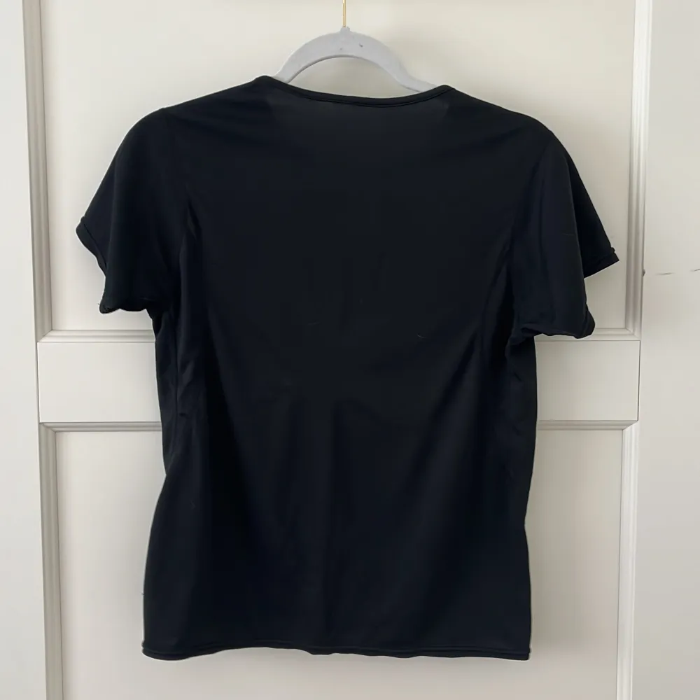 Svart Nike t-shirt för träning med texten RUN i reflex. Denna kan du springa snabbt i! Väldigt tunnt och behagligt material och i storlek som passar XS och S skulle jag säga. . Sport & träning.