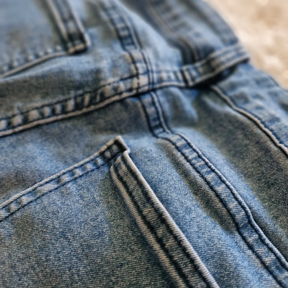 Utsvängda jeans i storleken xs i ett ganska bra skick använda ett par gånger . Jeans & Byxor.