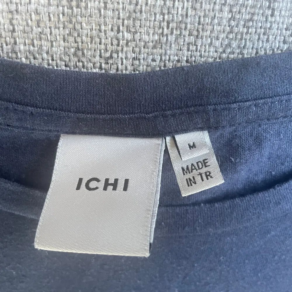 Marinblå t-shirt från Ichi i stl M. T-shirts.