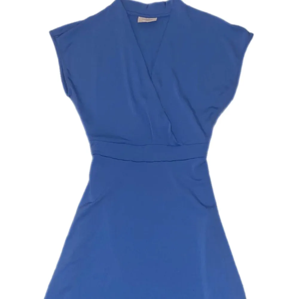 Jättebra skick, såå snygg blå färg v ringad asså denna klänningen skulle va så snygg till sommaren.. Klänningar.