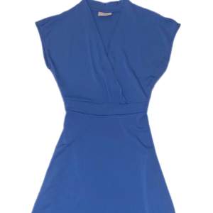 Jättebra skick, såå snygg blå färg v ringad asså denna klänningen skulle va så snygg till sommaren.