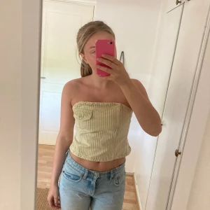 Bandou topp i somriga färger - Super söt bandoutopp i ljusgult. Passar S och XS  Jeans material, nytt skick