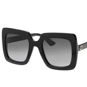 Intressekoll på mina snygga Gucci solbrillor (BILD 1) då jag vill köpa andra! Artikelnummer är: GG 0328S 001. Byter helst mot de på bild 2/3 men kan även sälja vid bra pris🖤 