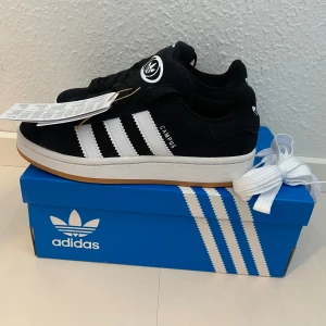 Nya svarta Adidas Campus 00s - 995 kr - Adidas Originals Campus 00 s j Storlek: 36 (rymliga) Färg: Svarta (Core Black / Cloud White / Cloud White) Ingår både vita och svarta skosnören.  Nya och oanvända. Ligger kvar i kartong. 