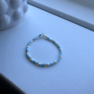 Armband  - Egengjort somrigt armband! Finns i flera olika storlekar, så är du intresserad är det bara att skriva ditt handledsmått till mig så kollar jag om det finns eller så gör jag ett nytt!💗