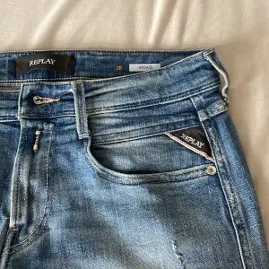 Replay jeans i den trendiga modellen Anbass med snygga slitningar!🤩 Skick-9.5/10 Nypris-1800 Mitt pris-749!💸 Storlek-28/32! Vid minsta lilla fundering skriv i dm!🤝