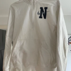 Half zip nike tröja - Inte alls sliten men med en lite större fläck på magen. 
