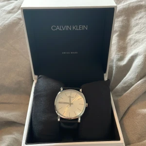 Calvin klein klocka - Säljer då jag fick två likadana i present. Helt oanvänd. Pris går att förhandla Nypris:1800kr