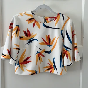 Lite oversized cropped tröja  - En något oversize cropped tröja från Fashion Paris, storlek 40, M/L antar jag. I mycket fint skick och har använts ett fåtal gånger bara