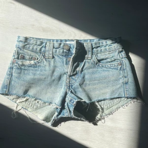 shorts  - jätte snygga shorts från pull&bear, använda få gånger efter de är försmå för mig 😊 skulle säga att storleken ungefär är som     xs/s 