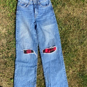 Blåa jeans - Säljer ett par byxor från lager 157 i storlek XS. Har själv limmat fast lappar för hålen. Kontakta om du är intresserad!🥰